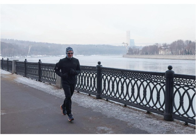 Trời lạnh nhưng một số người đam mê vẫn chạy bộ dọc bờ kè.