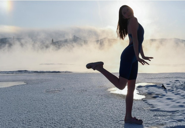 Trong khi đó, tại thành phố Krasnoyarsk của Siberia, người dân địa phương đang tận hưởng cái lạnh đầu mùa là -20°C. Những nhóm bơi lội nước lạnh vẫn thích thú lao mình xuống dòng sông Yenisei băng giá.