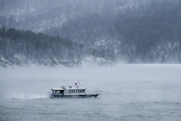 Các phương tiện vận chuyển trên sông như tàu thuyền vẫn hoạt động bất chấp thời tiết lạnh giá.