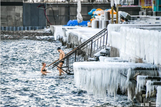 Trong khi đó, vùng Vladivostok đang trải qua cơn mưa băng giá và thành phố Viễn Đông này giống như ngôi nhà của Nữ hoàng Tuyết. Nhiệt độ hiện tại là -11°C và đường rất trơn.