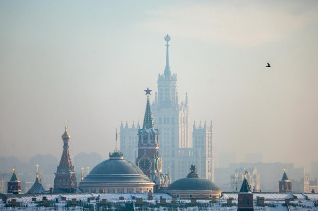 Moscow đã phủ đầy tuyết và nhiệt độ đang đóng băng xuống âm 10-12 độ C. Mùa đông ở thủ đô nước Nga bắt đầu với màn sương mù buốt giá và những buổi chiều nắng ngắn ngủi.