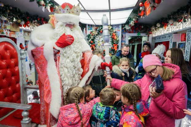 Vào những ngày đầu đông, Ded Moroz (Ông già Noel của Nga) đến thành phố Yekaterinburg của vùng Urals trên chuyến tàu lễ hội đặc biệt của mình để chào đón những đứa trẻ. Bây giờ, nhiệt độ khoảng -15°C và trời đang trở nên lạnh hơn.