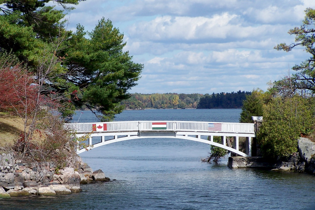 Hòn đảo lớn hơn thuộc về Canada, hòn đảo nhỏ thuộc về Mỹ. Chiếc cầu đi bộ nhỏ xíu nối liền hai đảo được xem là chiếc cầu quốc tế ngắn nhất trên thế giới. Ảnh: IT.