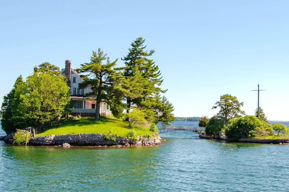 Thousand Islands còn nổi tiếng với hòn đảo được chụp ảnh nhiều nhất là đảo Zavikon (ZavikonIsland), gồm hai hòn đảo bé xíu nằm sát bên nhau, gần làng Rockport.