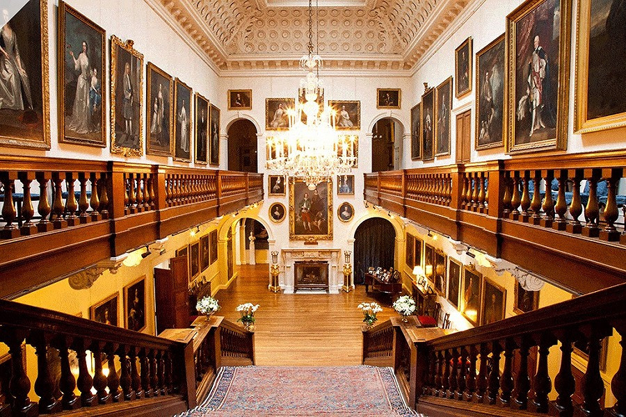 Lâu đài thời niên thiếu của Công nương Diana có tới 30 phòng ngủ và một phòng ăn lớn, bao gồm nơi khiêu vũ như ở điện Buckingham và có sức chứa đến 100 người.