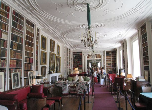 Công nương Diana sống ở đây từ năm 14 tuổi cho đến khi kết hôn với Thái tử Charles. Đây cũng là nơi an nghỉ của Công nương Diana sau khi bà qua đời năm 1997 tại Paris.