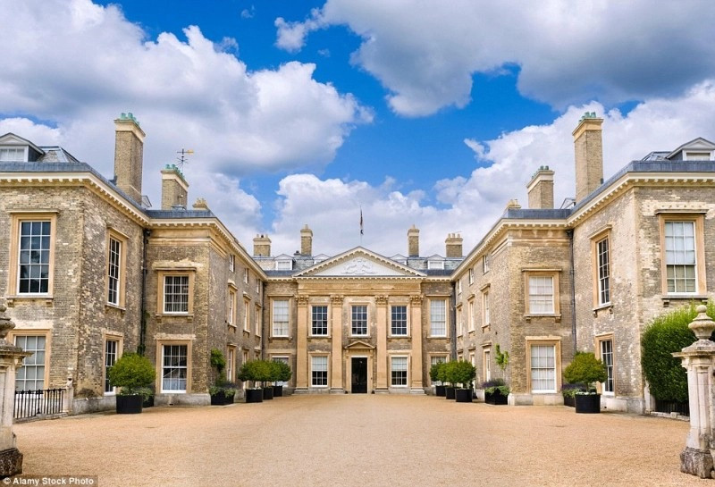 Lâu đài Althorp, cách London khoảng 100km, thuộc sở hữu của gia đình Spencer từ thế kỷ 16. Hiện chủ nhân của nó là Charles, Bá tước Spencer thứ 9 và là em trai của công nương Diana.