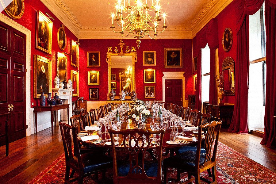 Lâu đài Althorp có rất nhiều nội thất, tác phẩm nghệ thuật trang trí quý hiếm và đắt giá. Các bức tường của phòng ăn được bao phủ bởi lụa đỏ.