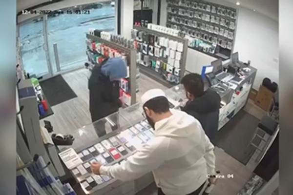 Ten cuop tra lai dien thoai vi hang dong “cuc gat” cua chu shop