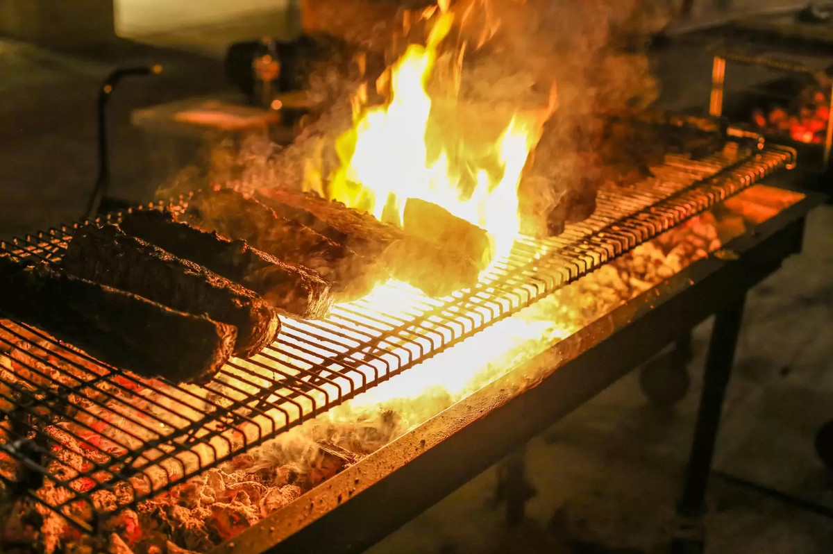 Nấu ăn trên ngọn lửa: Trước khi Tổng thống Millard Fillmore nhậm chức, tất cả việc nấu nướng trong Nhà Trắng đều được thực hiện trên ngọn lửa trần, vì vậy, các đầu bếp phải có kỹ năng quản lý lửa rất giỏi.