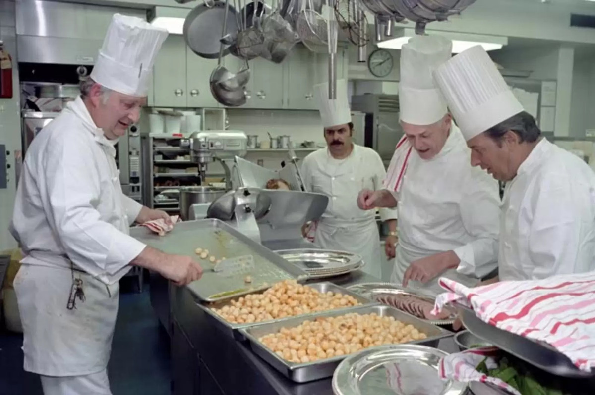 Đầu bếp Nhà Trắng phục vụ 21 năm: Đầu bếp Henry Haller đã nấu ăn cho 5 đời tổng thống Mỹ từ '66 đến '87. Ông ấy xuất bản một cuốn sách dạy nấu ăn vào đúng ngày ông ấy nghỉ hưu.