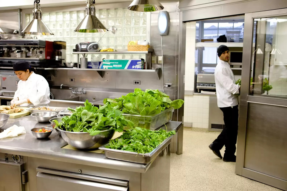 Tổ chức một bữa tiệc khá lớn: Nhà bếp của Nhà Trắng có thể phục vụ bữa tối cho khoảng 140 khách. Khi cần thiết, họ cũng có thể xử lý món khai vị cho hơn 1.000 người.