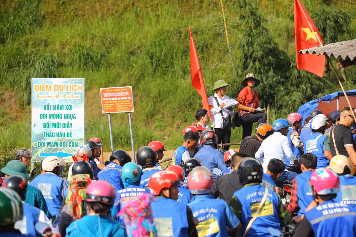 Người dân địa phương cũng tranh thủ thời gian này để kinh doanh, phục vụ khách du lịch kiếm thêm thu nhập.