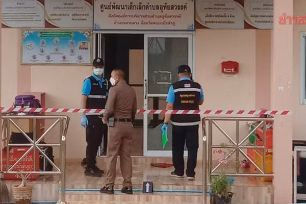 Xa sung nha tre Thai Lan: Be gai song sot nho... ngu say