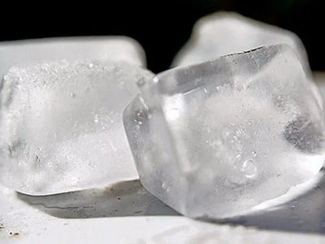 Người cắt đá: Trước khi con người phát minh ra tủ lạnh, nếu muốn có đá, chúng ta phải cắt từ những tảng băng trong hồ nước vào mùa đông. Từ đó, nghề chuyên đi cắt đá đã ra đời và tồn tại trong nhiều thế kỷ.