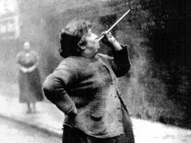 Người gõ cửa: Bên cạnh việc dựa vào tự nhiên như tiếng gà gáy, người xưa còn thuê người gõ cửa. Vào buổi sáng hoặc giờ được hẹn trước, họ sẽ đi gõ cửa đánh thức khách hàng của mình.