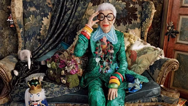 Dù đời thường hay đi sự kiện, Apfel luôn phối đồ cầu kỳ. Bà cụ trăm tuổi này mặc sành điệu cả khi vào bếp.