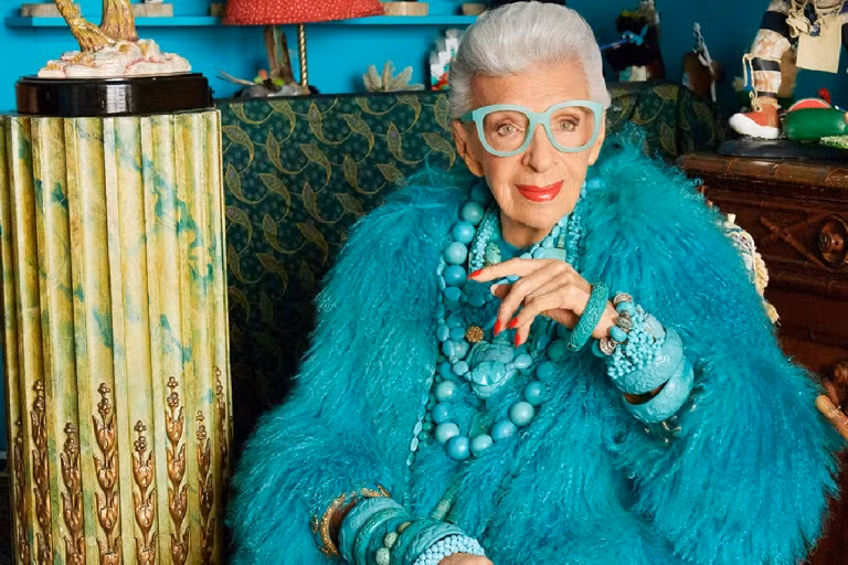 Trang phục màu mè gắn với cặp kính tròn, vô số trang sức và họa tiết, khiến bà Apfel trở thành một nhân vật rất nổi bật trong giới thời trang.