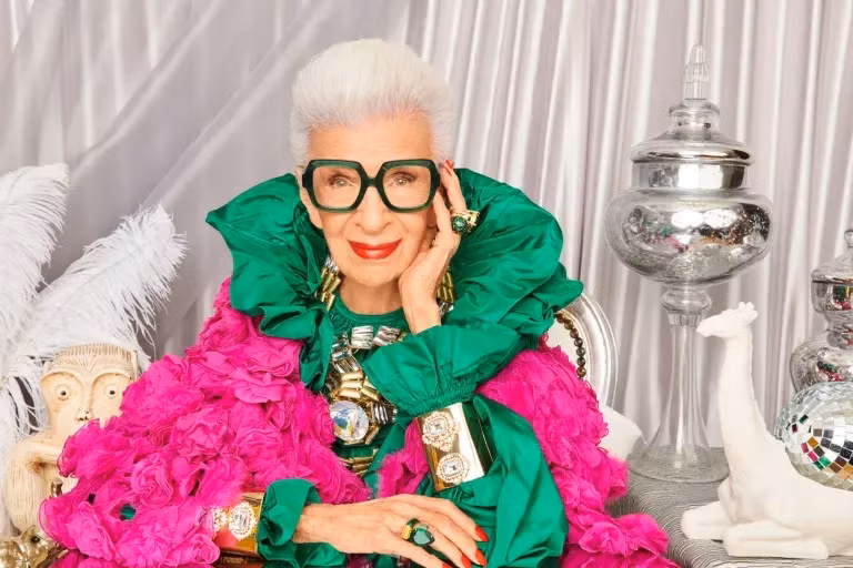 Phong cách của Apfel chịu ảnh hưởng từ đam mê thời trang khi còn trẻ. Đầu thập niên 1950, Apfel cùng chồng mở công ty dệt may quốc tế Old World Weavers.