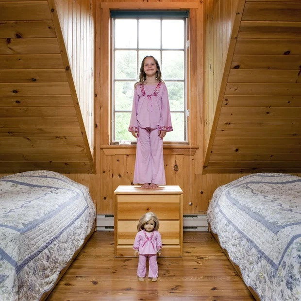 Lauren, 6 tuổi, ở Muskoka, Canada, chụp cùng con búp bê mặc giống y hệt mình.