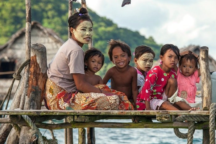 Thức ăn của người Bajau đơn giản là hải sản và chuối. Họ trộn tinh bột sắn với nước, lá khô rồi bôi lên mặt giống như một loại kem chống nắng.