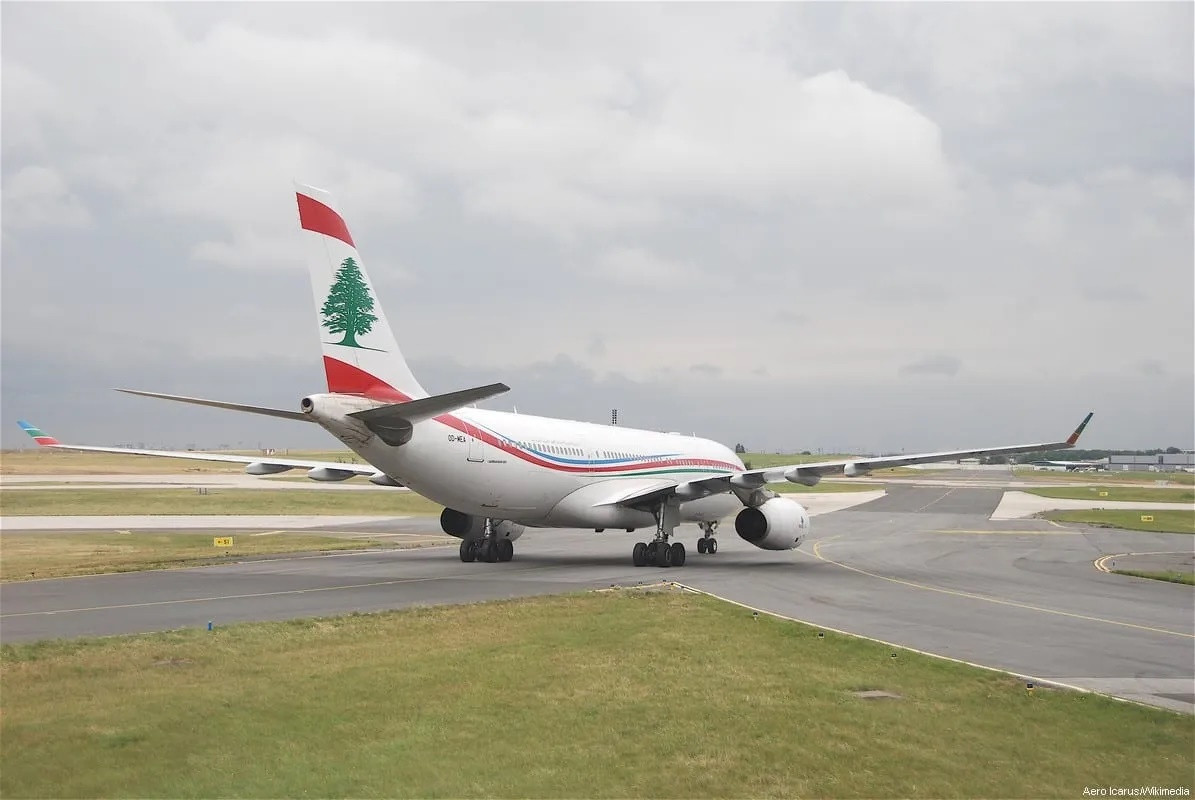 May bay cho khach bat ngo trung dan lac khi ha canh