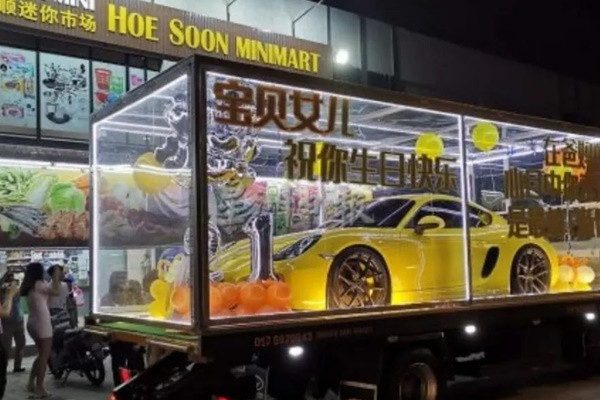 Co gai duoc bo me tang qua sinh nhat “khung” ship tan cong ty