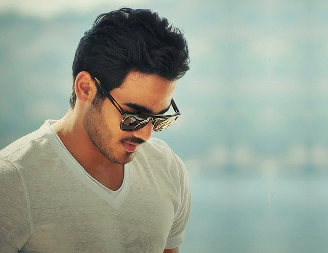 Sheikh Mohammed có bằng cử nhân của Đại học Georgetown ở Qatar và bằng thạc sĩ về quản lý công của Đại học Harvard Kennedy (Mỹ).