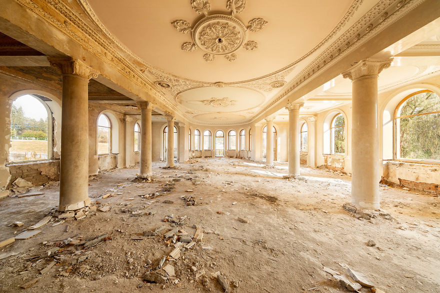 Giờ đây, khu nghỉ dưỡng bị bỏ hoang vẫn hấp dẫn những du khách tò mò với vẻ đẹp ma mị.