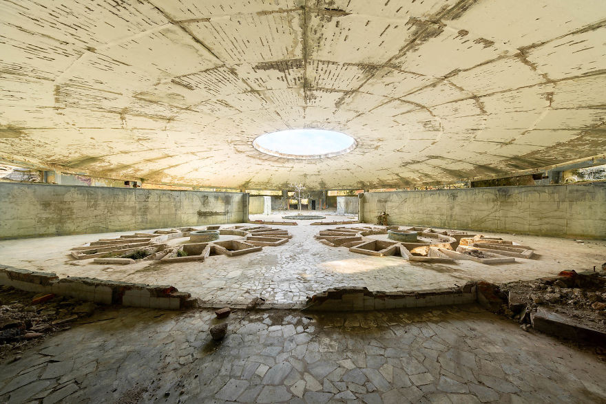 Nhiều công trình trong khu nghỉ dưỡng vốn rất tráng lệ trong 50 năm trước, nay lại bị mục nát nặng nề.