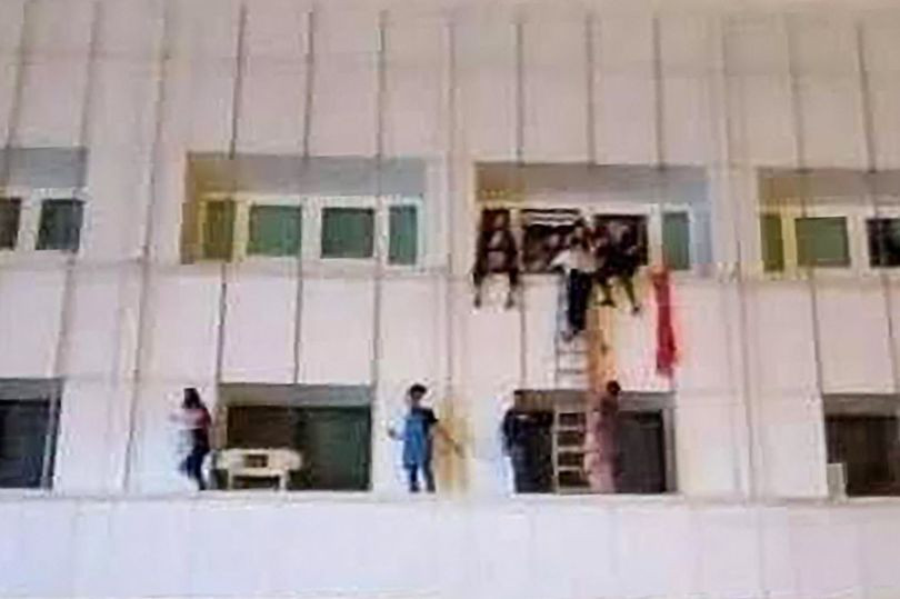 Người ta có thể nghe thấy tiếng la hét “bơm nước, bơm nước” để cố gắng cứu những người bị mắc kẹt trên đỉnh của mái khách sạn cao chót vót.