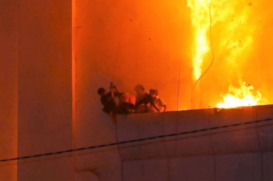 Hàng chục người, bao gồm cả các nhân viên người Thái Lan và khách du lịch, bị mắc kẹt cả bên trong và trên tầng thượng của khu phức hợp cao 17 tầng.