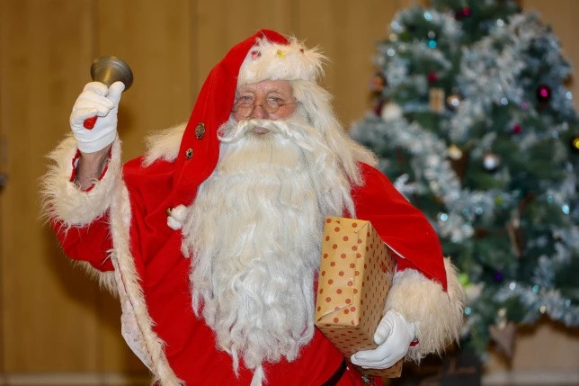 Ong gia Noel lau nam nhat nuoc Anh, phat qua duoc 60 nam