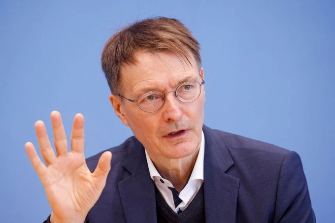 Cu ba 75 tuoi cam dau nhom am muu bat coc Bo truong Duc