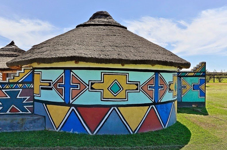 Người ta cho rằng nguồn gốc trang trí nhà cửa là cách tổ tiên người Ndebele sử dụng để giao tiếp trong cộng đồng để không ai ngoài những người trong bộ tộc có thể hiểu được.