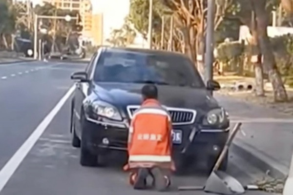 Cặp đôi bắt nam lao công quỳ gối cầu xin vì làm bẩn xế hộp Cap doi bat nam lao cong quy goi cau xin vi lam ban xe hop