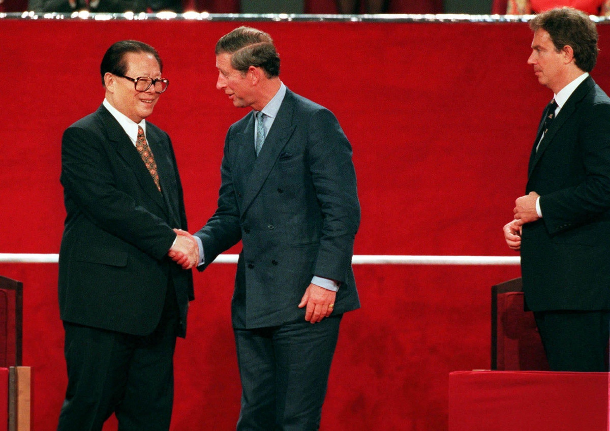 Ông Giang Trạch Dân bắt tay Thái tử Charles tại buổi lễ Anh trao trả Hong Kong cho Trung Quốc ngày 1/7/1997. Ảnh: Reuters.