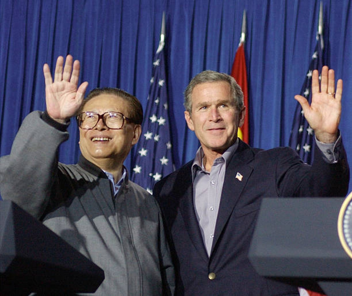 Tổng thống Mỹ George W. Bush và cố Chủ tịch Giang Trạch Dân vẫy tay sau cuộc họp báo chung ngày 25/10/2002 tại trang trại của ông Bush. Ảnh: Getty.