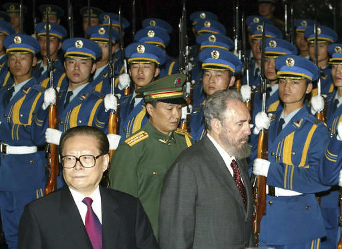 Cố Chủ tịch Giang Trạch Dân tiếp đón Chủ tịch Cuba Fidel Castro tại Đại lễ đường Nhân dân ở Bắc Kinh năm 2003. Ảnh: AP.