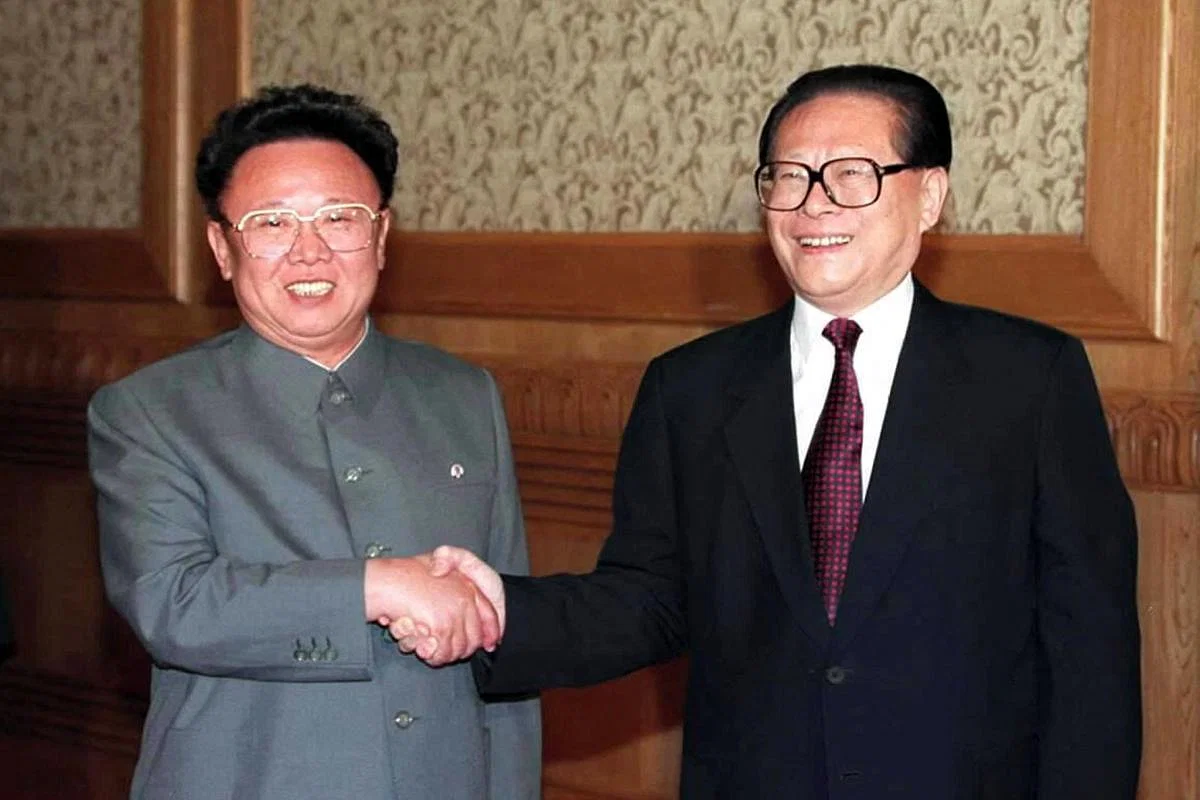 Ông Giang Trạch Dân bắt tay nhà lãnh đạo Triều Tiên Kim Jong-il (trái) tại Bắc Kinh vào năm 2000. Ảnh: Reuters.