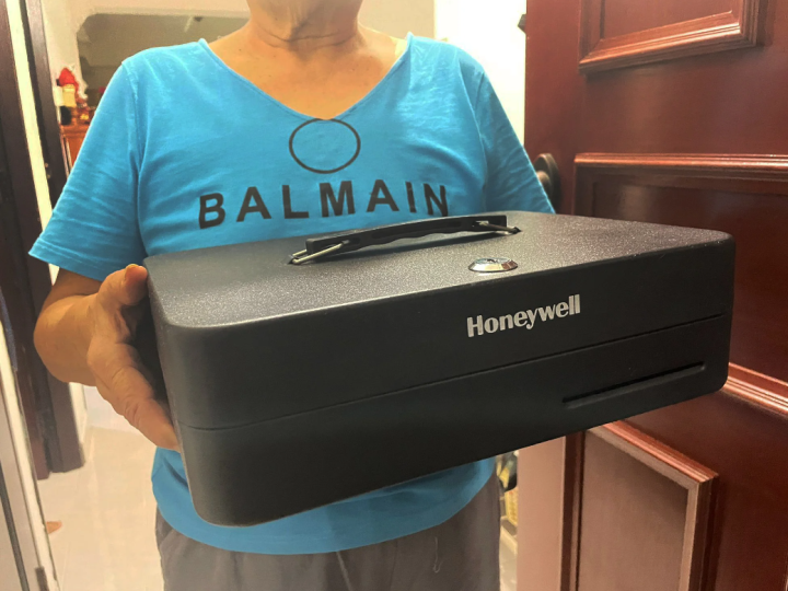 Người giúp việc ăn trộm 200 triệu rồi còn mời chủ nhà đi ăn Nguoi giup viec an trom 200 trieu roi con moi chu nha di an