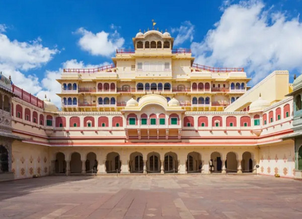 Gia đình hoàng gia trước giờ vẫn sống tại Cung điện Thành phố được xây dựng từ năm 1727. Ngày nay cung điện mở cửa một phần cho du khách tham quan. Ảnh: IT.