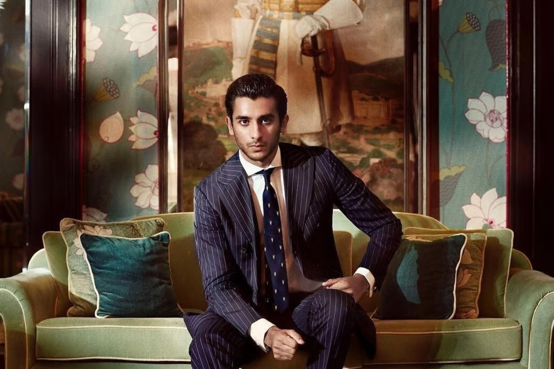 Maharaja Sawai Padmanabh Singh gây chú ý trên truyền thông vì profile quá hoàn hảo: là người đứng đầu hoàng tộc Jaipur tại Ấn Độ, xuất thân từ gia đình siêu giàu có, là người mẫu, vận động viên polo chuyên nghiệp và ngoại hình hoàn hảo.