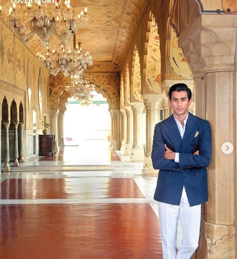 Padmanabh Singh lên ngai vàng từ khi 13 tuổi và được theo học các trường danh giá trong và ngoài nước. Năm 4 tuổi, anh được gửi tới trường Mayo College ở Ajmer - một trong những trường nội trú tốt nhất dành cho nam sinh tại Ấn Độ. 