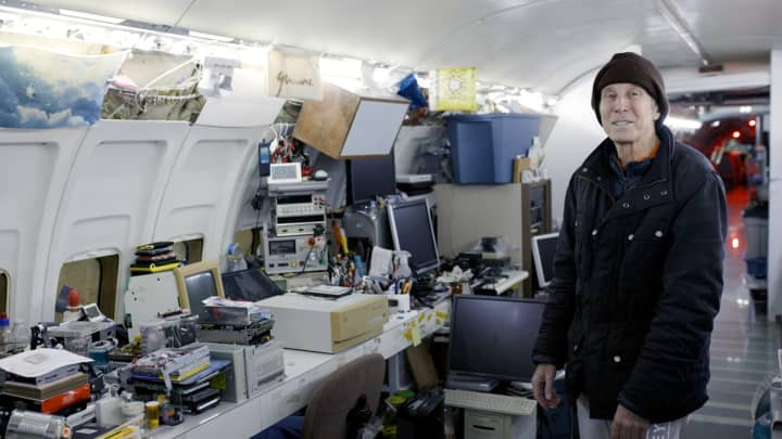 Hiện tại, Campbell dành thời gian để sửa chữa máy tính, các loại thiết bị điện tử và cho phép mọi người đến tham quan máy bay của mình. Ảnh: IT.