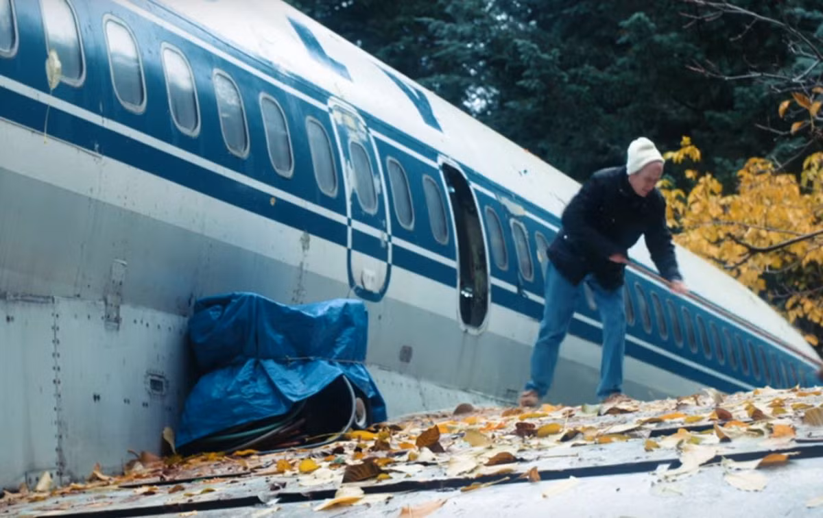 Ngay bên cạnh nhà bếp là chiếc sofa bọc nệm có thể gấp đôi dùng làm chỗ ngủ và một chiếc bàn làm việc dài.