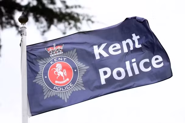 Nu canh sat Anh gia bi ung thu co tu cung de tron viec