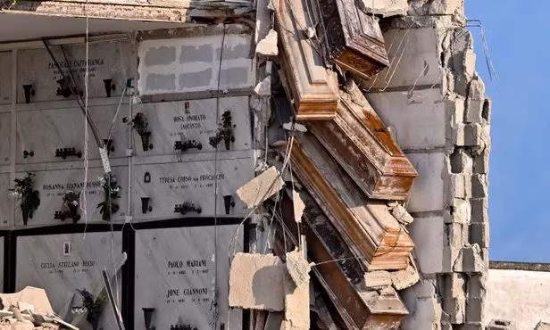 Hang chuc chiec quan tai treo lo lung vi toa nha bi sap