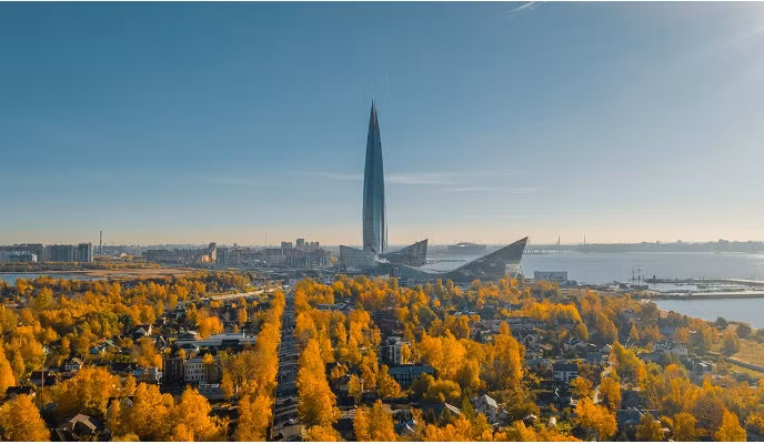 Quang cảnh Trung tâm Lakhta ở St.Petersburg được bao phủ bởi những tán lá vàng ruộm.