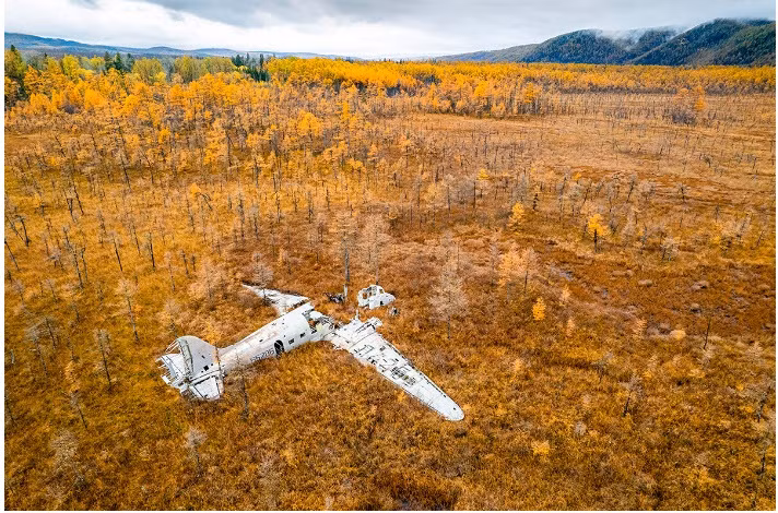 Xác máy bay bị bỏ rơi giữa rừng lá vàng ở vùng Khabarovsk.